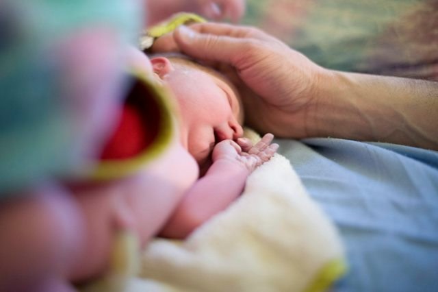 Rodzice wolą pójść na dłuższy urlop niż odesłać dziecko do żłobka /BEA KALLOS    /PAP/EPA