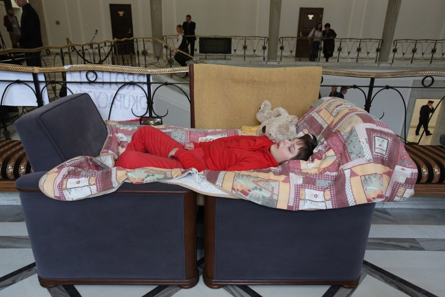 Rodzice wraz z dziećmi protestują od środy /Leszek Szymański /PAP