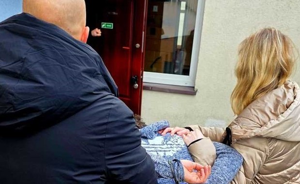 Rodzice z trójką małych dzieci spędzili noc w lesie