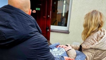 Rodzice z trójką małych dzieci spędzili noc w lesie