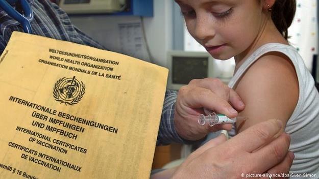 Rodzicom, którzy nie zaszczepią dzieci, grozić będzie grzywna do 2500 euro /Deutsche Welle