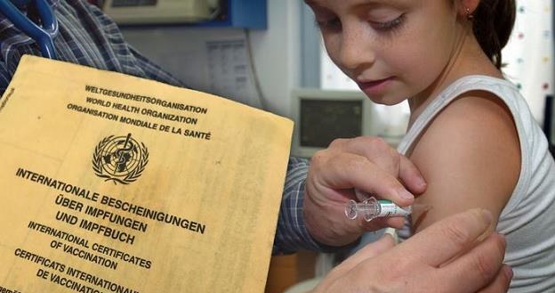 Rodzicom, którzy nie zaszczepią dzieci, grozić będzie grzywna do 2500 euro /Deutsche Welle