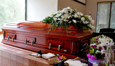 Rodzin nie stać na organizację pogrzebu. "Podwyższenie zasiłku to za mało"
