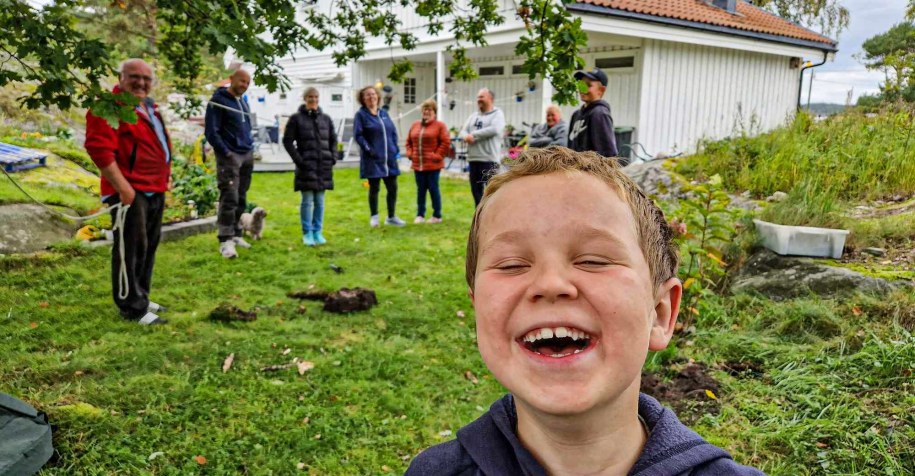 Rodzina Aasvik na tle swojego odkrycia /KulturarvVestfoldTelemark /Facebook