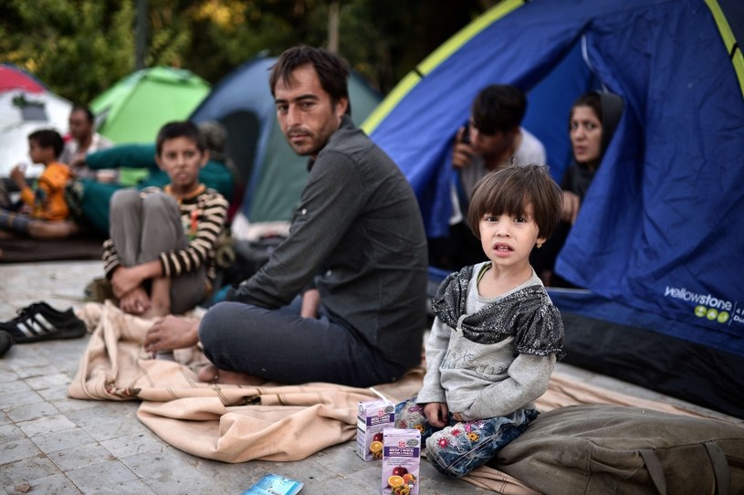 Rodzina afgańskich imigrantów w parku w Atenach /AFP