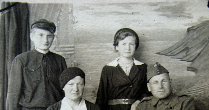 Rodzina Chyży w Szachtriziabs (Uzbecka SRS), 16 kwietnia 1942 r. Stoją Ryszard i Krystyna, siedzą matka oraz szwagier Zieliński /Centrum Dokumentacji Zsyłek, Wypędzeń i Przesiedleń Uniwersytetu Pedagogicznego /