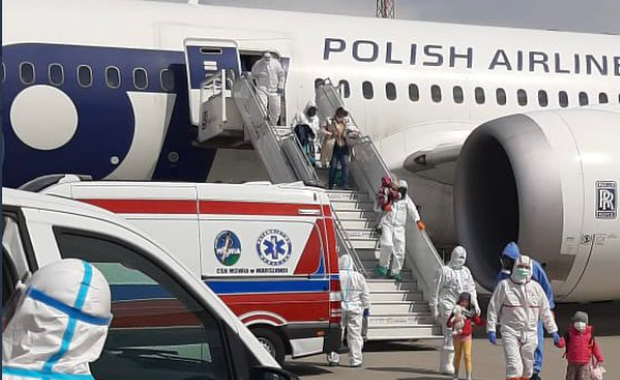 Rodzina dyplomaty ewakuowana z Delhi. Mają indyjski szczep koronawirusa?