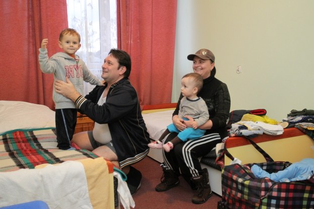 Rodzina ewakuowana z Donbasu w swoim pokoju w ośrodku Caritasu w Rybakach /Tomasz Waszczuk /PAP