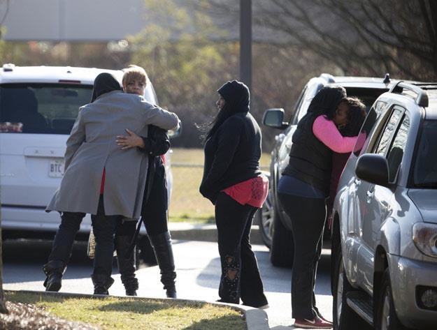 Rodzina i przyjaciele Bobbi Kristiny spotykają się przed szpitalem (fot. Splash News) /East News