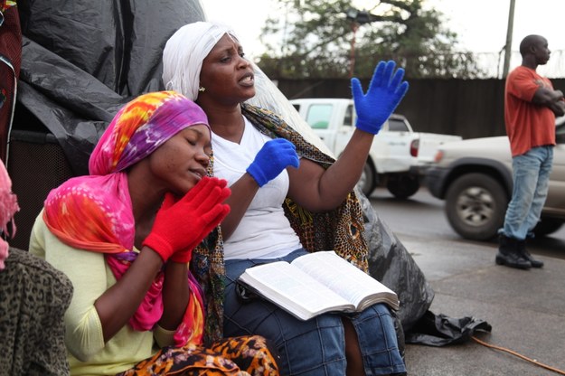 Rodzina jednej z ofiar śmiertelnego wirusa w Liberii /AHMED JALLANZO  /PAP/EPA