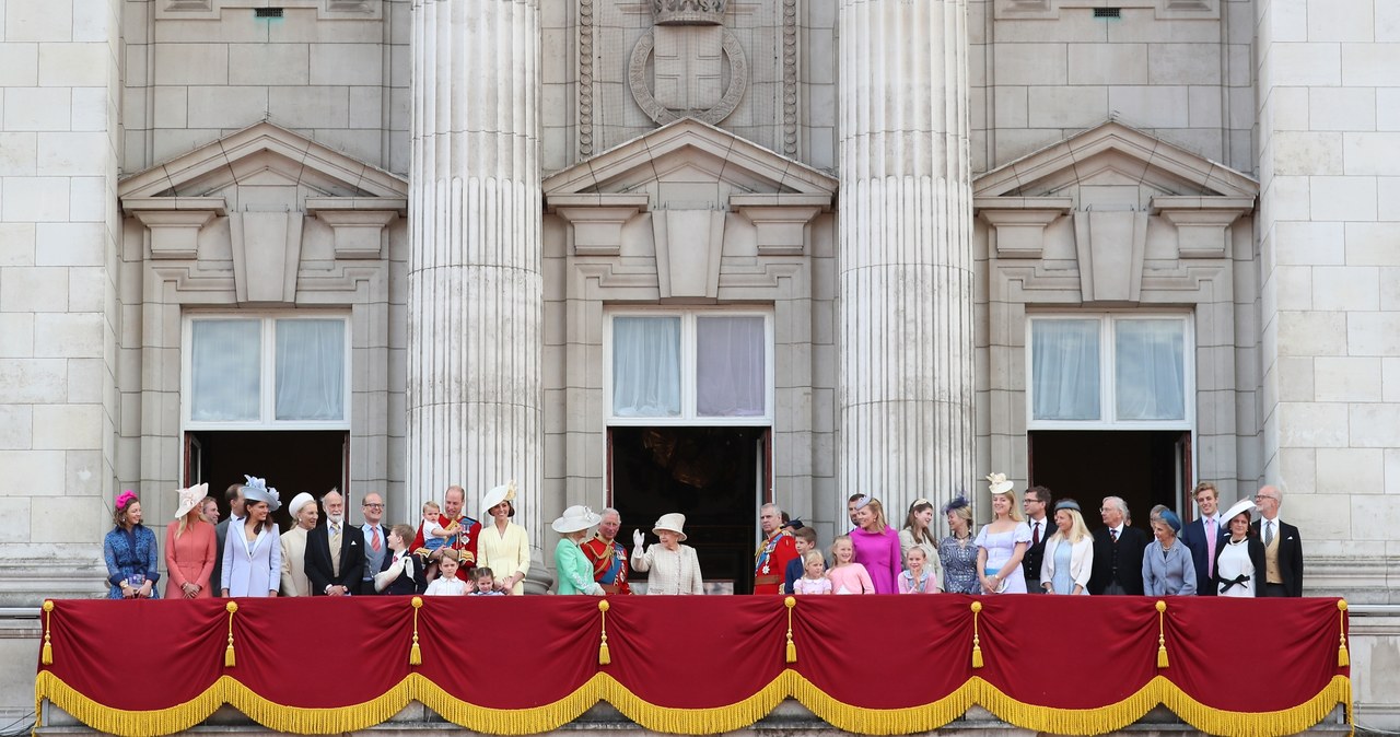 Rodzina królewska na balkonie Pałacu Buckingham /Neil Mockford /Getty Images