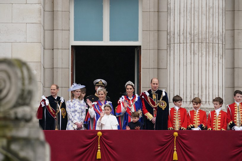 Rodzina królewska na balkonie Pałacu Buckingham /Agencja FORUM