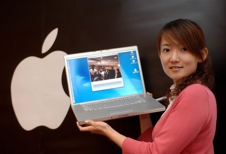 Rodzina MacBook dołączyła do 'ratalnych' notebooków /AFP