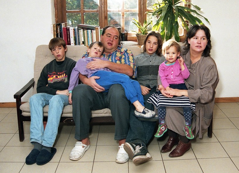 Rodzina Macieja Kuronia, od lewej: Jakub Kuroń, Maciej, Kacper (na kolanach ojca), Jan, Grażyna (Gaja) i zona Macieja Joanna /Marek Szymański /Agencja FORUM
