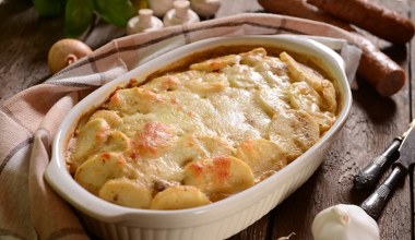 Rodzina rezerwuje dokładkę, zanim skończę kroić wszystkie porcje. Zapiekanka mięsno-grzybowa