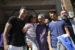 Rodzina syryjskich uchodźców zaczyna nowe życie w Hiszpanii. Na Węgrzech ojcu podłożono nogę
