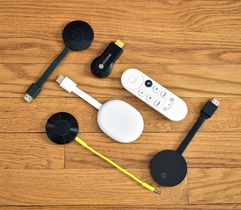 Familia de dispositivos Google Chromecast.  La pequeña unidad flash que se encuentra justo encima del control remoto es Chromecast 1.0.  El conjunto blanco es un dongle Chromecast 4.0.  - El decodificador de TV inteligente más popular en Polonia.  /Y2kcrazyjoker4 /Wikimedia