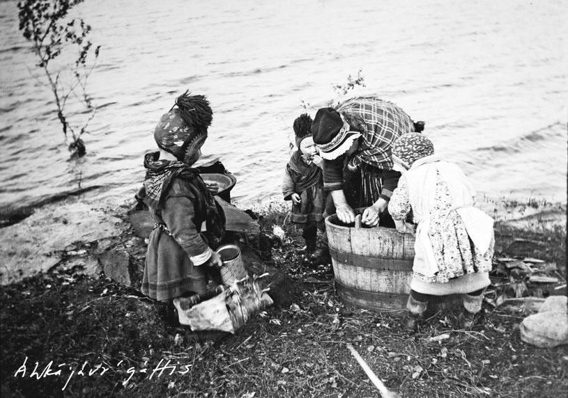 Rodzina Valkeapää robi pranie nad brzegiem jeziora /.