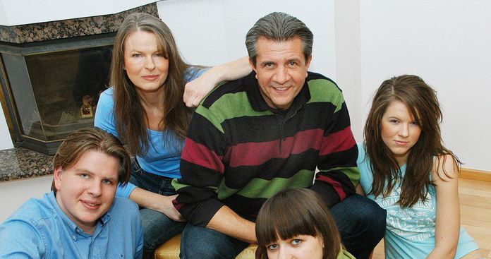 Rodzina w komplecie: Filip Chajzer z żoną Julią, synem Maksiem, rodzicami i siostrą Weroniką /Marek Szymański /Reporter