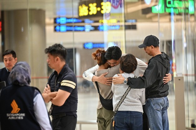 Rodzina wita pasażera feralnego lotu z Londynu do Singapuru /ARIFFIN JAMAR / THE STRAITS TIMES SINGAPORE /PAP/EPA