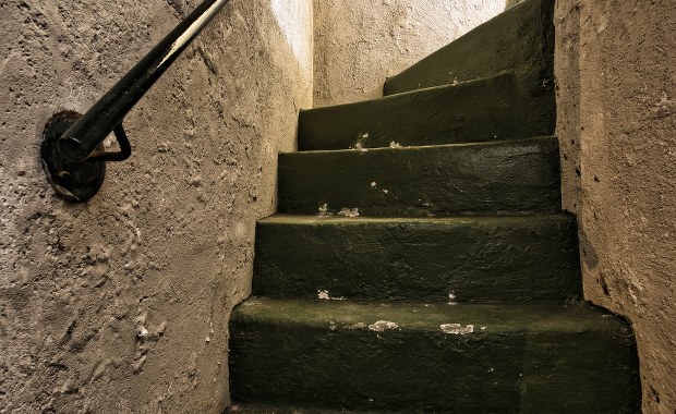 Rodzina z 6 dzieci żyła w piwnicy. Szykowali się na koniec świata