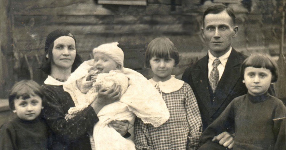 Rodzina Żukowskich w Hajnówce przed wybuchem II wojny światowej. Ojciec autorki książki Bogusław na rękach matki /archiwum prywatne