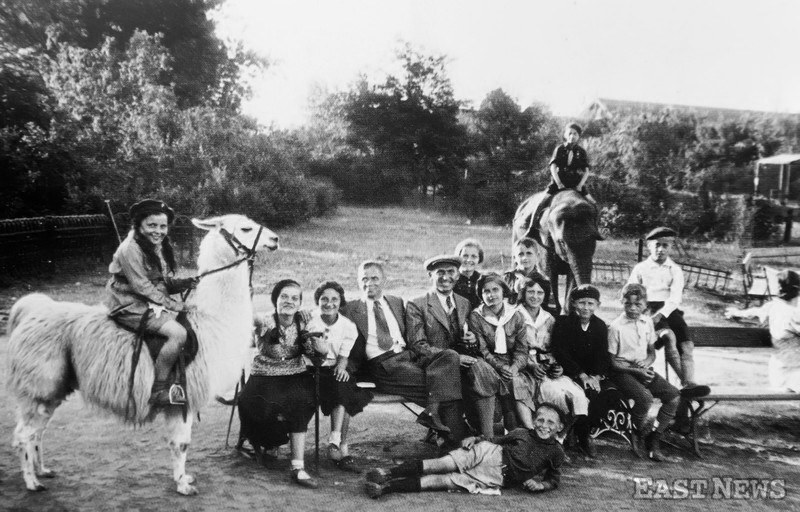 Rodzinna wycieczka do warszawskiego ZOO (reprodukcja pocztówki z 1937 r.) /Jan Bielecki /East News