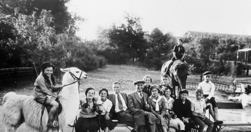 Rodzinna wycieczka do warszawskiego ZOO (reprodukcja pocztówki z 1937 r.) /Jan Bielecki /East News