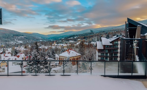 Rodzinne ferie w hotelu przy stoku narciarskim – co powinien oferować obiekt, by dzieci i dorośli bawili się równie dobrze?