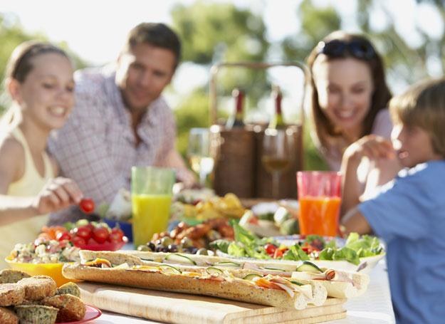 Rodzinne posiłki w domu po prostu sprzyjają zdrowemu żywieniu /&copy; Panthermedia