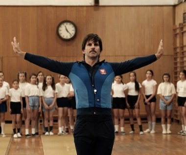 Rodzinne relacje nakreślone z wielką czułością i empatią, doza przekory, porcja terapeutycznego śmiechu i wzruszeń oraz ujmująca „melancholia meblościanek” – wszystko to w filmowej pigułce pozytywnej energii, jaką jest „Zupa nic”.