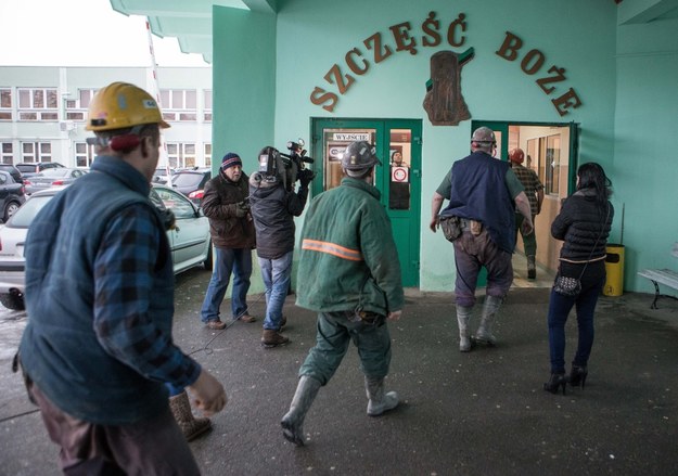 Rodziny górników czekały na uratowanych do rana /Maciej Kulczyński /PAP