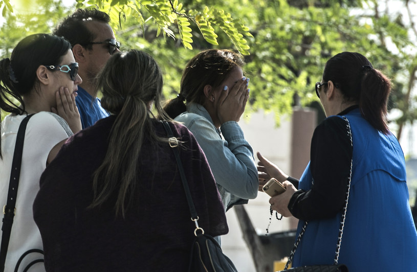 Rodziny i bliscy pasażerów zaginionego samolotu linii EgyptAir na kairskim lotnisku /KHALED DESOUKI /AFP