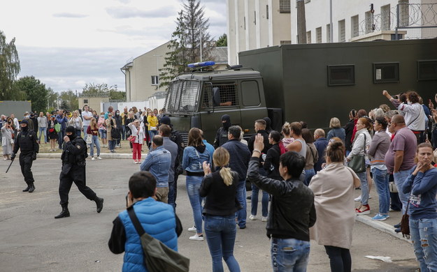 Rodziny i bliscy zatrzymanych przed tymczasowym aresztem //TATIANA ZENKOVICH /PAP/EPA