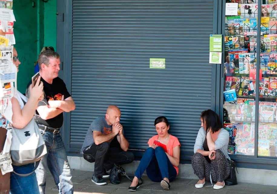 Rodziny i znajomi górników oczekują na informacje przed kopalnią / Andrzej Grygiel /PAP