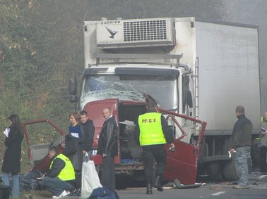 Rodziny identyfikują ciała ofiar wypadku na Mazowszu