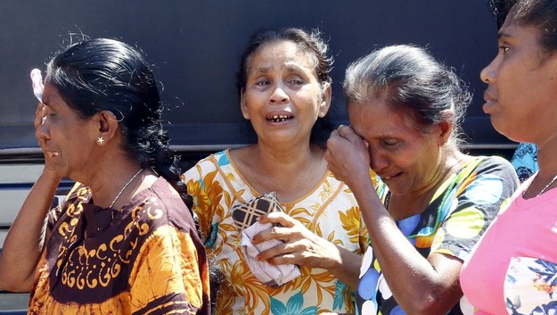 Rodziny ofiar opłakujące swoich bliskich /M.A. PUSHPA KUMARA /PAP/EPA