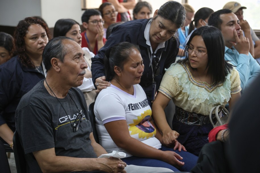 Rodziny ofiar w sądzie /EFE/ Mariano Macz /PAP/EPA