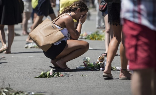 Rodziny ofiar zamachu w Nicei skarżą się na zbyt wolną identyfikację ciał