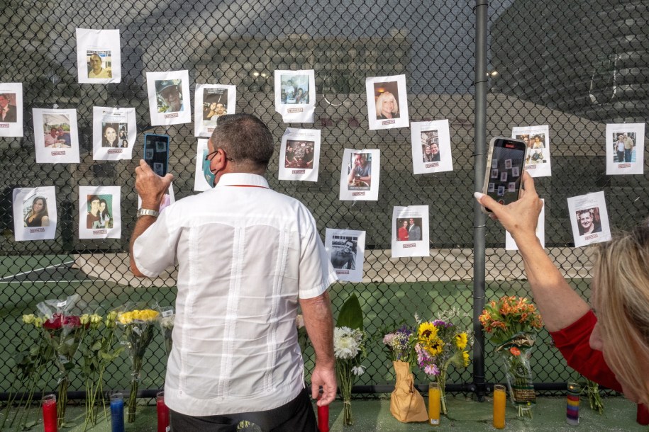 Rodziny ofiar, zbierające się niedaleko miejsca katastrofy /CRISTOBAL HERRERA-ULASHKEVICH /PAP/EPA