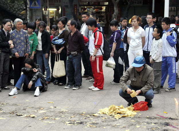Rodziny ofiar Zhenga Minshenga /AFP