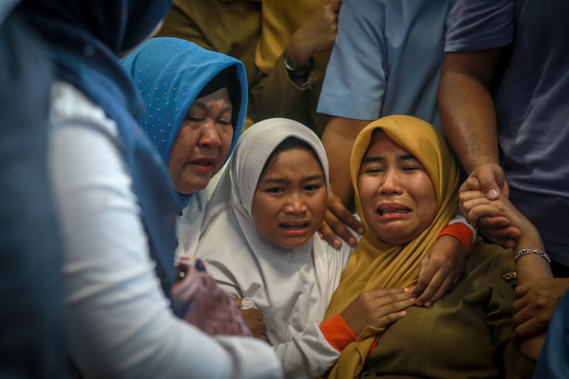 Rodziny pasażerów dowiadują się o katastrofie /AFP