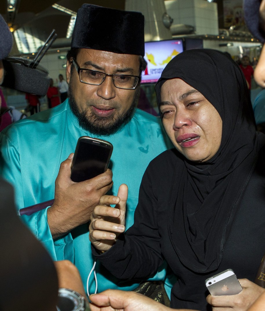 Rodziny pasażerów na lotnisku w Kuala Lumpur /AZHAR RAHIM /PAP/EPA