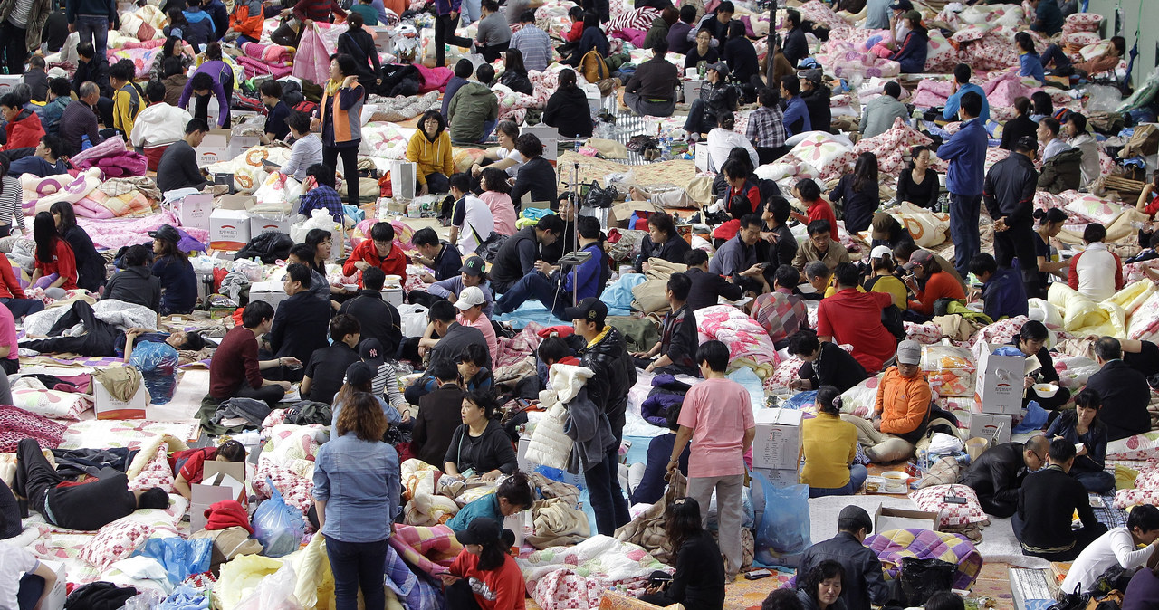 Rodziny pasażerów Sewola w tymczasowym obozie kryzysowym nieopodal miejsca tragedii /Getty Images