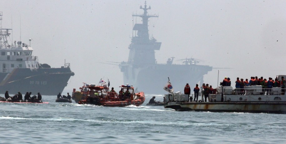 Rodziny zaginionych pasażerów promu na miejscu katastrofy /YONHAP   /PAP/EPA