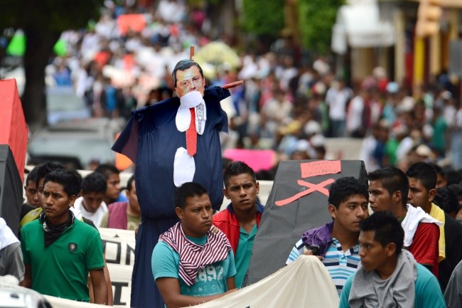 Rodziny zaginionych studentów domagały się podczas wiecu odnalezienia swoich bliskich /Jose Luis de la Cruz /PAP/EPA