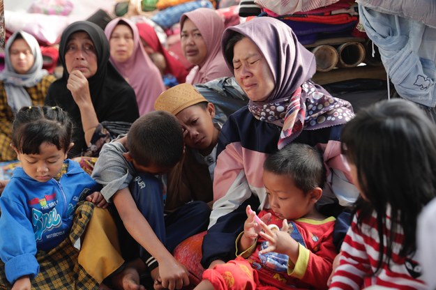 Rodziny żegnają swoich bliskich, którzy zginęli w trzęsieniu ziemi /ADI WEDA /PAP/EPA