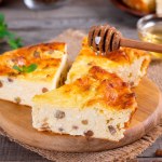 ​Rodzynki nie muszą tonąć w cieście. Wystarczy, że przed pieczeniem zrobisz to