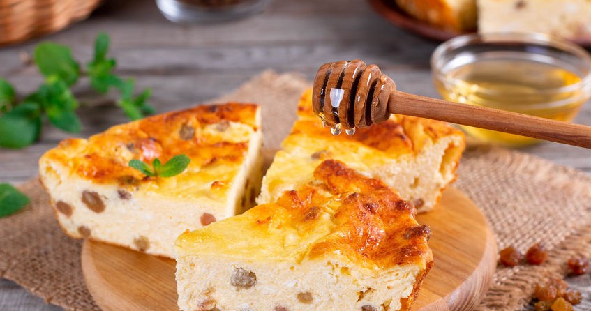 ​Rodzynki nie muszą tonąć w cieście. Wystarczy, że przed pieczeniem zrobisz to /123RF/PICSEL