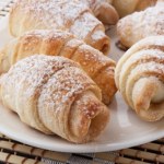 Rogaliki krucho-drożdżowe na sylwestra. Od razu upiecz więcej, bo goście biorą na wynos